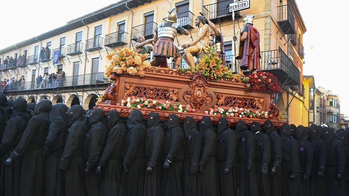 Procesión de Los Pasos de Viernes Santo, en León.