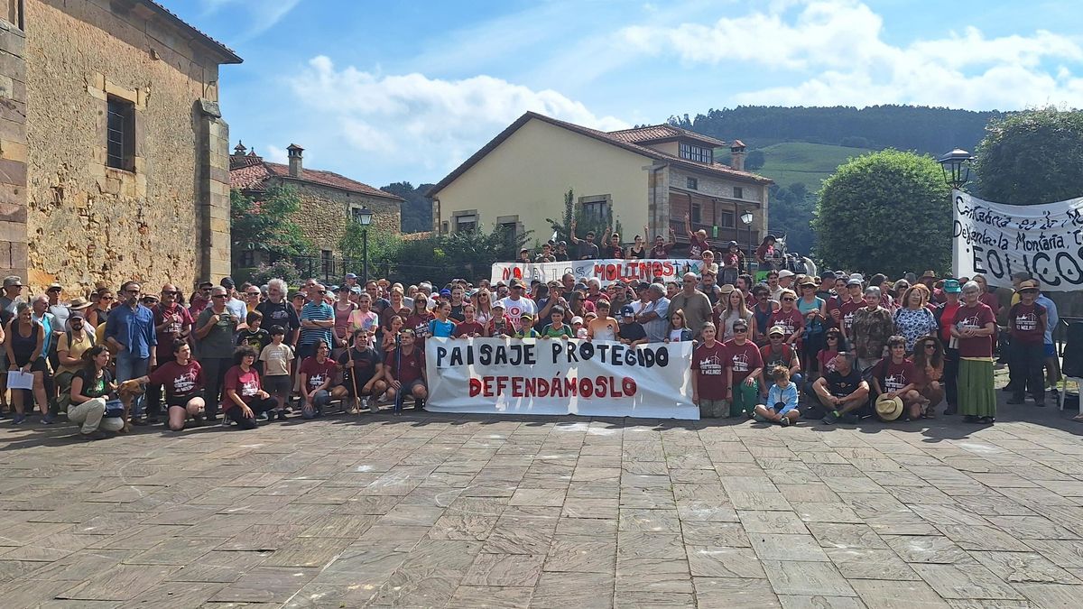 "Ni zona de paso, ni patio trasero": unas 300 personas se concentran en Llanos de Penagos contra el proyecto eólico de Benavieja