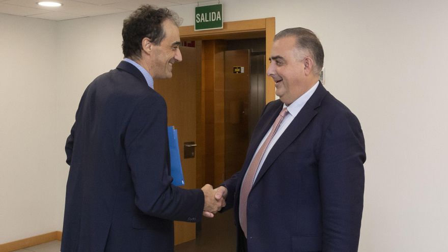 El consejero de Fomento recibe al alcalde de Alfoz de Lloredo.