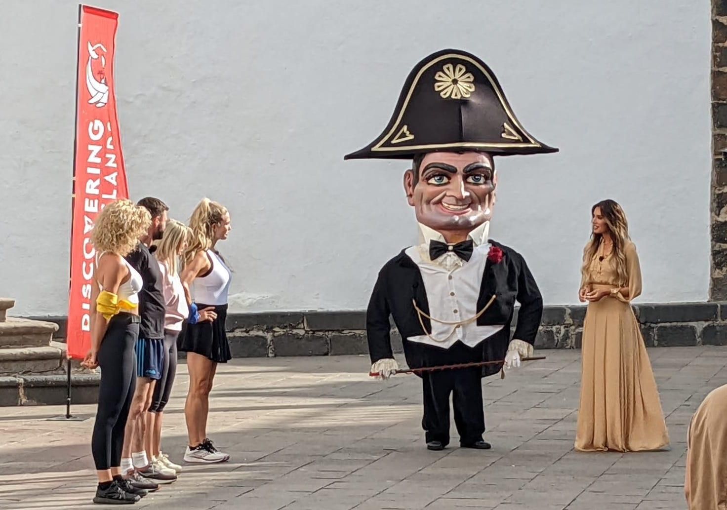 Pilar Rubio junto al emblemático 'Biscuit'  este sábado en la plaza de España de Santa Cruz de La Palma.