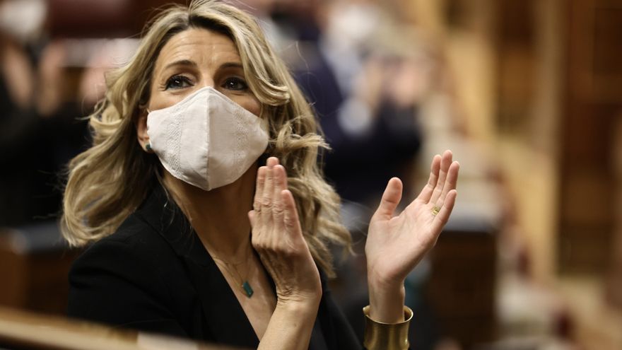 La vicepresidenta segunda del Gobierno y ministra de Trabajo y Economía Social, Yolanda Díaz, aplaude en una sesión plenaria en el Congreso de los Diputados, a 3 de febrero de 2022,