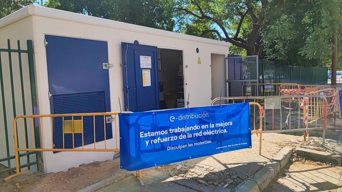 Archivo - Uno de los doce centros de transformación que Endesa ha instalado en zonas "sensibles" de Sevilla a "sobrecargas" en el suministro eléctrico.