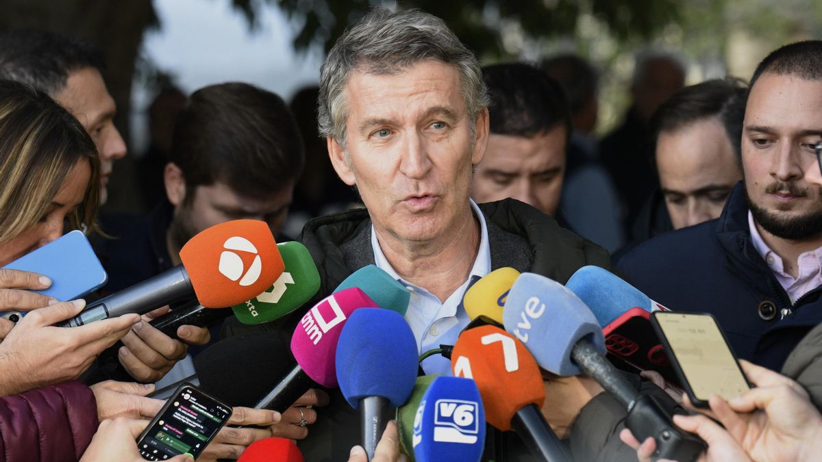 El líder del Partido Popular, Alberto Núñez Feijóo (3d), comparece ante los medios de comunicación durante su visita, a 30 de octubre de 2024, en Letur, Albacete, Castilla-La Mancha (España).