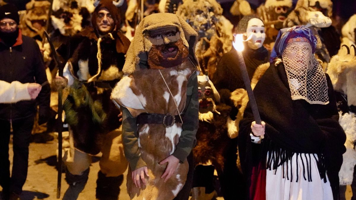 La Mojiganga saca a las calles de Riaño su tradicional antruido. Campillo. Agencia ICAL