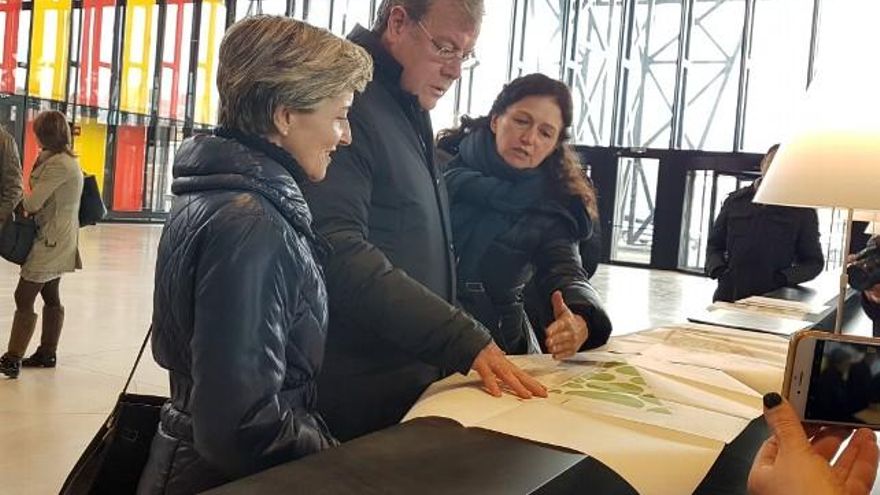 El acalde de León, Antonio Silván,(centro) junto a la concejala de Urbanismo, Ana Franco, (izq.) visitan el Palacio de Exposiciones.