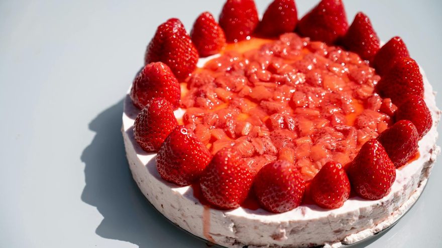 Una receta rápida de tarta de queso con fresas sin horno y perfecta para hacer con antelación