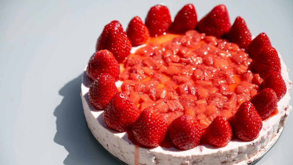 Una receta rápida de tarta de queso con fresas sin horno y perfecta para hacer con antelación