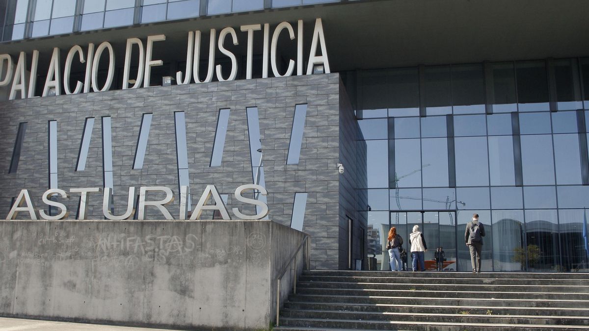 Condenan a siete años y medio de cárcel a un acusado que grabó a mujeres desnudas en la ducha en Gijón