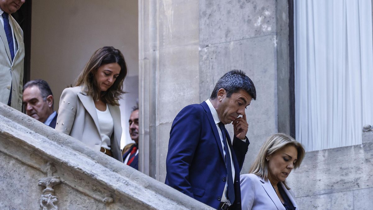 El presidente de la Generalitat valenciana, Carlos Mazón (2d), a su llegada a una declaración institucional, en el Palau de la Generalitat, a 3 de noviembre de 2025, en Valencia