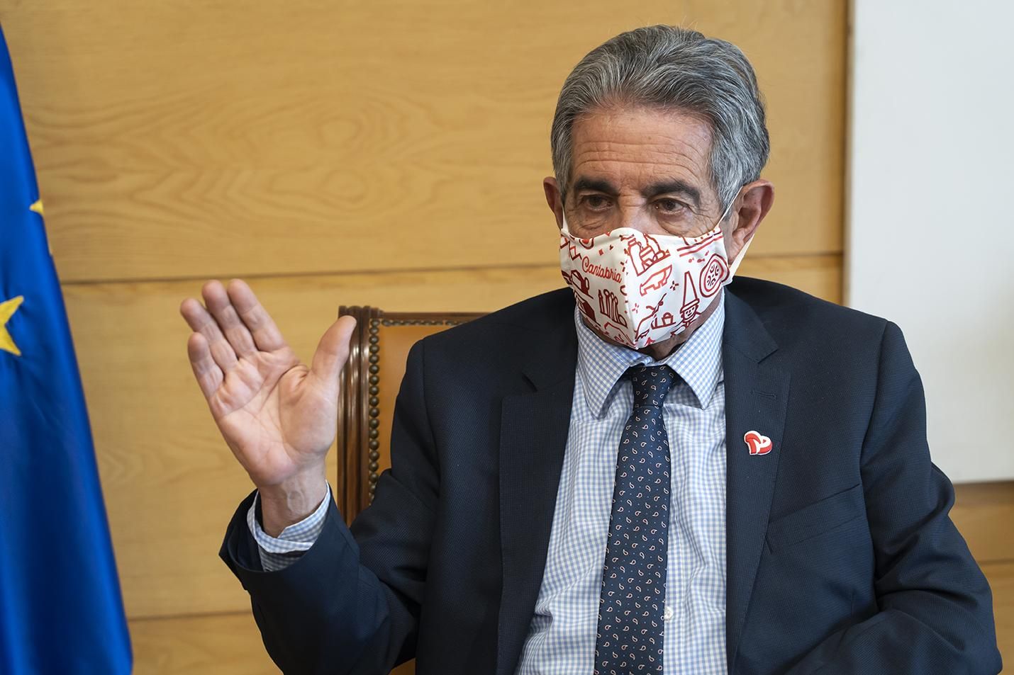 Revilla responde en la sala en la que se reúne el Consejo de Gobierno.