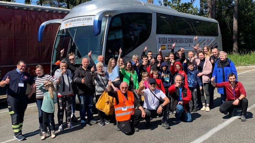 El grupo, delante del autocar