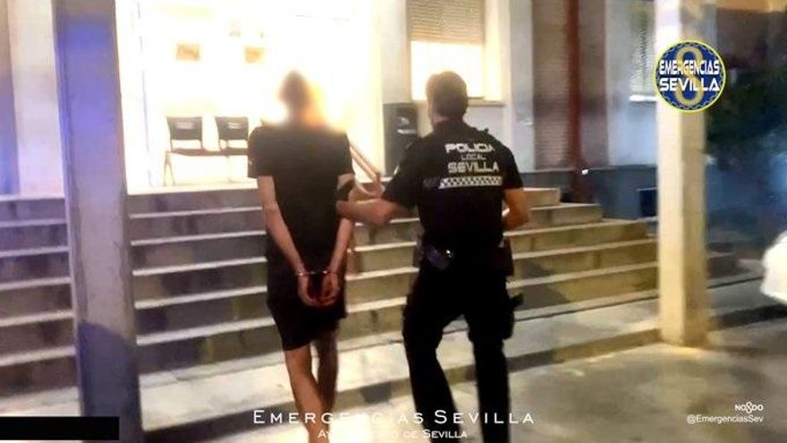 Detenido un varón tras herir a varios policías locales de Sevilla en su huida.