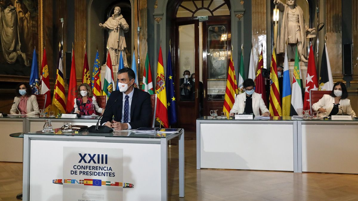 Archivo - El presidente del Gobierno, Pedro Sánchez (c) junto a la vicepresidenta de Asuntos Económicos, Nadia Calviño (2i); la Ministra de Asuntos Exteriores, Arancha González Laya (2d); la ministra de Hacienda, María Jesús Montero (i) y la ministra de P
