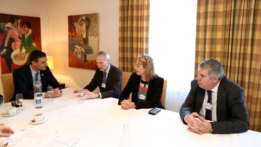 Fotografía facilitada por Presidencia del Gobierno de España.- El presidente del gobierno de España Pedro Sánchez, el presidente del grupo Renault, Jean-Dominique Senard (2i), Clotilde Delbos (2d), presidenta interina del Grupo Renault, y José Vicente de los Mozos (d), director general adjunto de Renault España, durante la reunión que han mantenido hoy miércoles en el marco del Foro Económico Mundial que se celebra en Davos, Suiza..