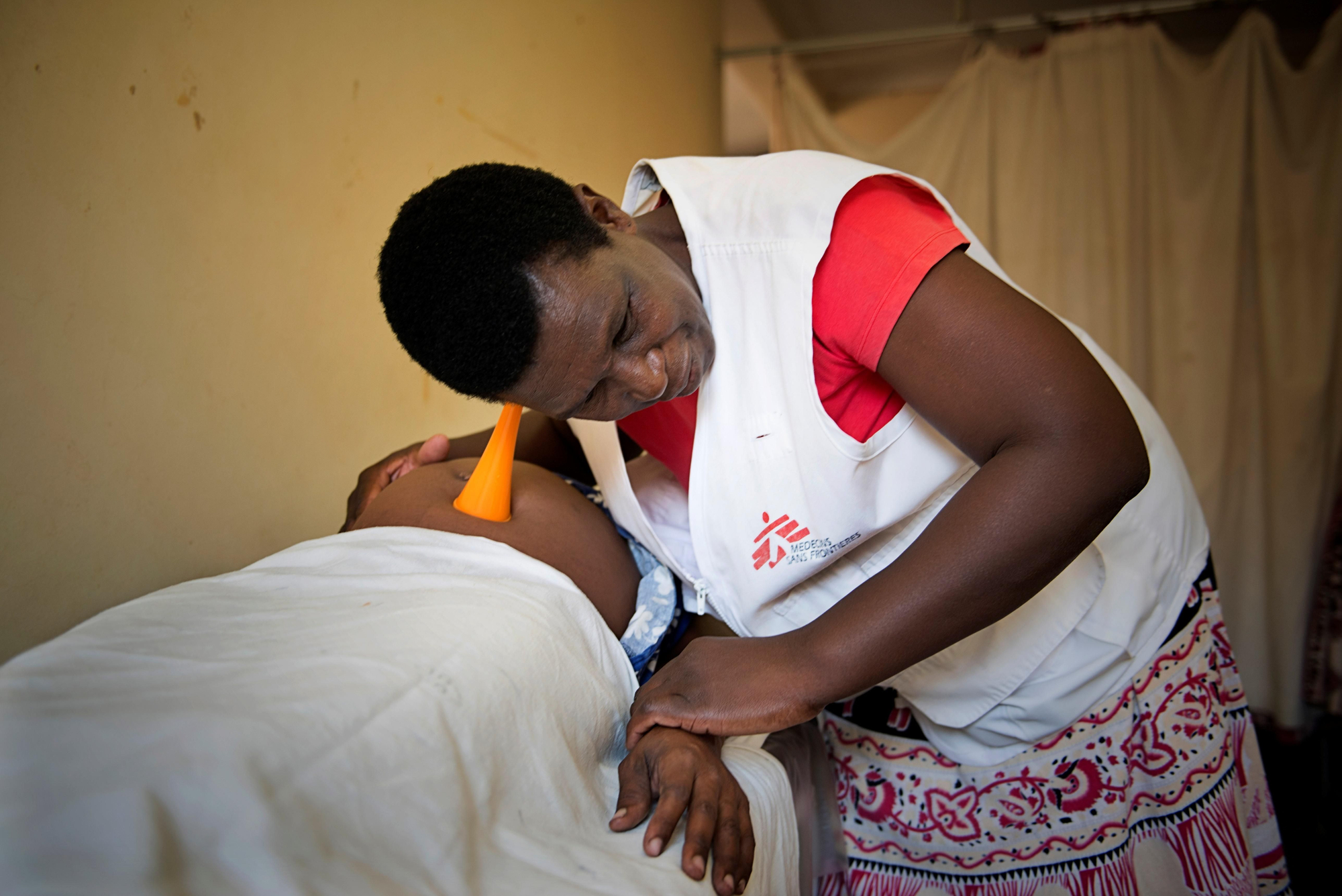 Cynthia, comadrona en el programa de Prevención de la Transmisión del VIH de Madre a Hijo de MSF en Tsholotsho, lleva más de la mitad de su vida ayudando a dar a luz. A Cynthia se le ilumina la cara cuando habla del momento del parto: “las madres no están enfermas, simplemente embarazadas. Están doloridas y asustadas, y me dedico a tranquilizarlas y ayudarlas en ese momento importante de su vida. Son tan felicites cuando, después de haber seguido el programa, ven que sus hijos son negativos”, explica Cynthia. Fotografía: Susana Oñoro