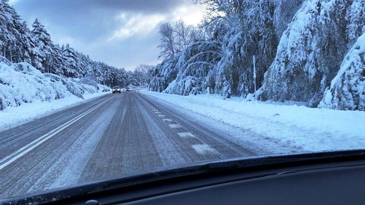 La nieve cierra dos puertos, deja 30 con cadenas obligatorias y precaución en Pajares y otras dos carreteras nacionales