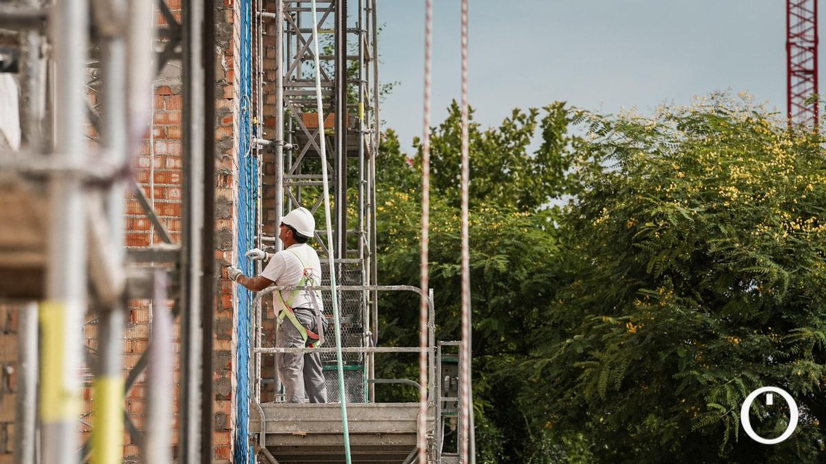 Obreros trabajando al sol