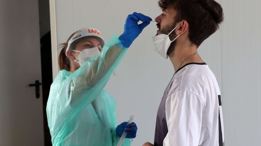 Un joven se hace la prueba PCR ayer en el Hospital Universitario Central de Asturias (HUCA). EFE/J.L. Cereijido