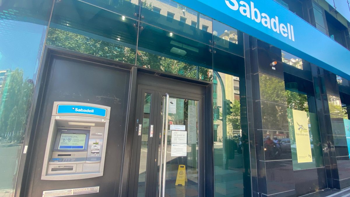 Una oficina del Banco Sabadell en Madrid (España).