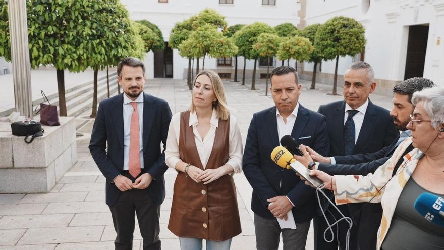 PP y Vox pactan un Gobierno en Extremadura tras cuatro meses de parálisis