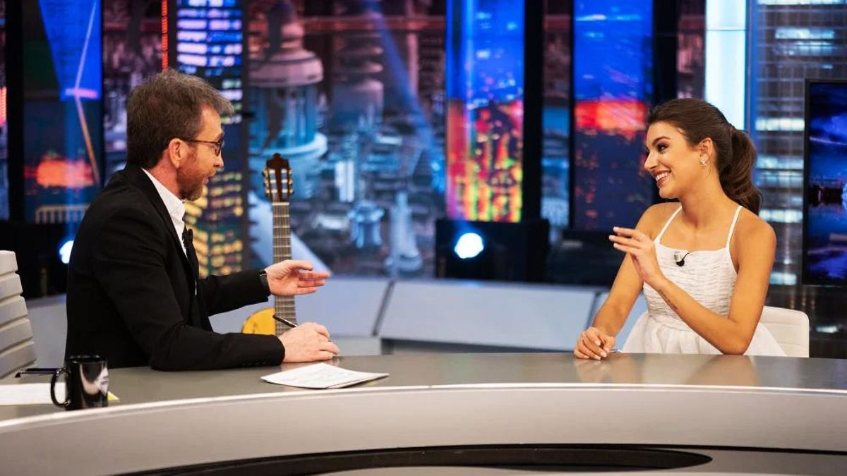Pablo Motos con Ana Guerra en el plató de 'El Hormiguero'