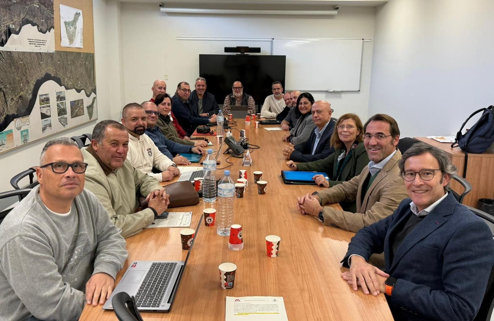 Metrotenerife alcanza un preacuerdo con el Cabildo insular para el levantamiento de la huelga.