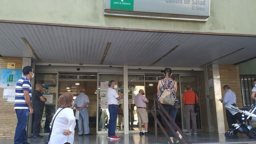 Colas a las puertas de un centro de salud en Sevilla.