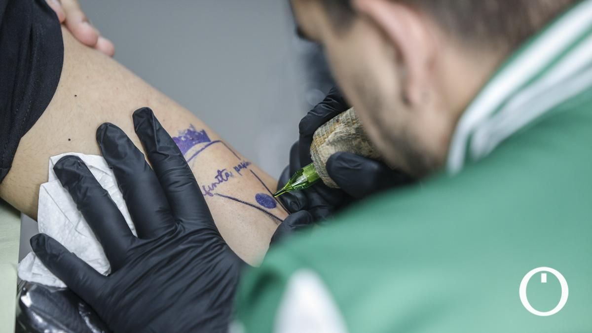 Iniciativa benéfica de un cordobesista que tatúa el escudo del Córdoba CF