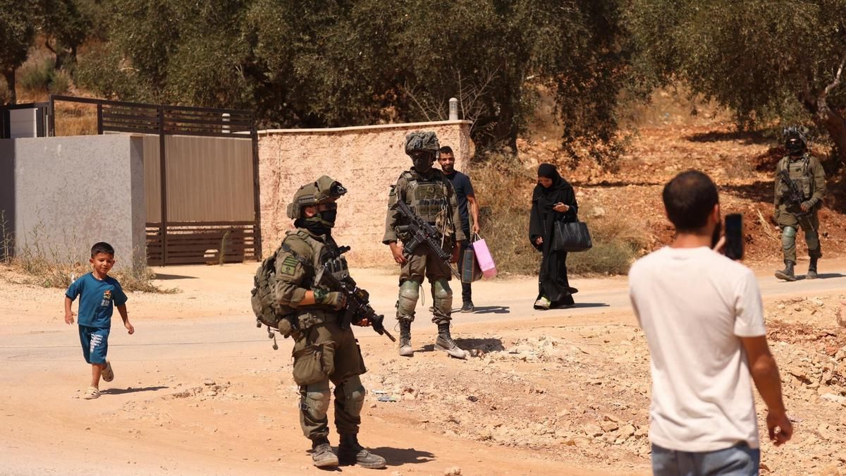 Tropas israelíes expulsan de sus casas a familias palestinas tras el asedio de colonos: “Un intento meticuloso de limpieza étnica”
