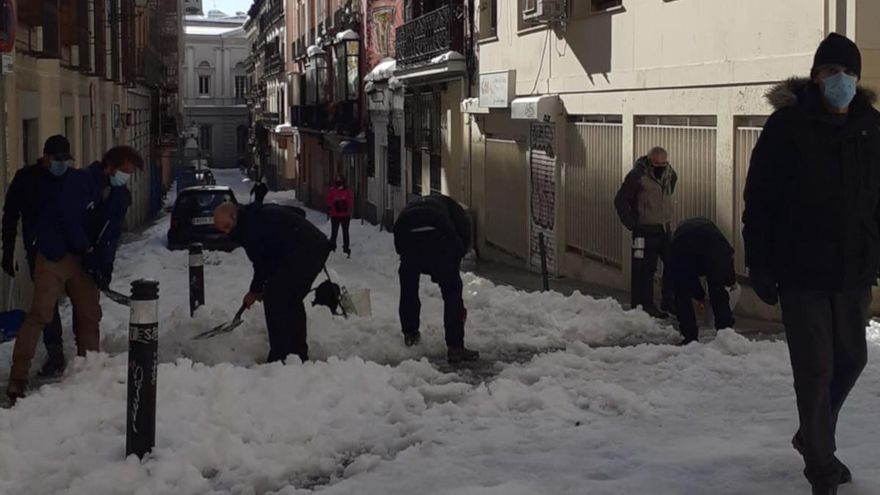 Voluntarios de Malasaña Acompaña despejando el acceso al centro de salud de Palma-Norte
