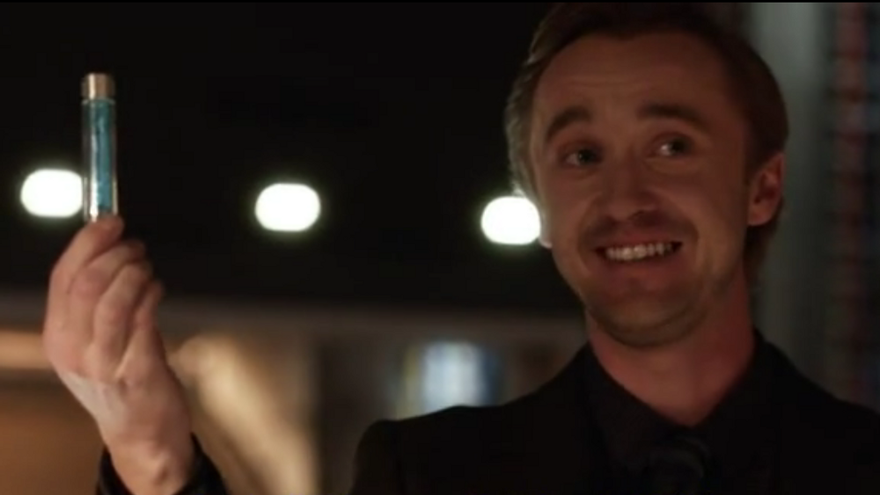 Julian muestra esperanzado la cura para Caitlin.