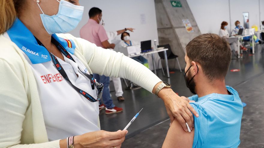 Un hombre recibe la vacuna contra la covid en el punto de vacunación masivo instalado en el Wizink Center de Madrid, que vacuna a partir de este martes 24 de agosto las 24 horas del día sin cita previa a los madrileños que no hayan recibido aún ninguna dosis de la vacuna contra la covid-19, después de hacerlo desde el 13 de agosto en horario nocturno. EFE/Chema Moya