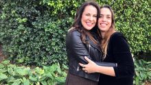 La directora y la protagonista del largometraje "Conejo", las venezolanas Carla Forte (d) y Malena González (i), posan para Efe durante una entrevista el miércoles 4 de marzo de 2020, en Miami, Florida (EE.UU.). Forte, directora de "Conejo", un filme rodado en Cuba en nueve días con el que compite por el premio iberoamericano HBO en el Miami International Film Festival, hace cine "por necesidad", según dice a Efe. El filme es uno de los más de veinte que compiten por el premio HBO al largometraje iberoamericano, dotado de 10.000 dólares.