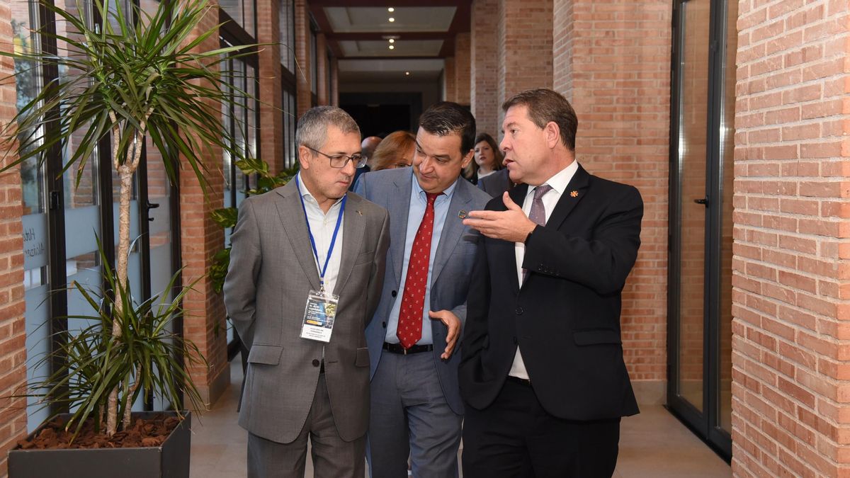El presidente de Castilla-La Mancha, Emiliano García-Page, se reúne con el secretario de Estado de Medio Ambiente, Hugo Morán.