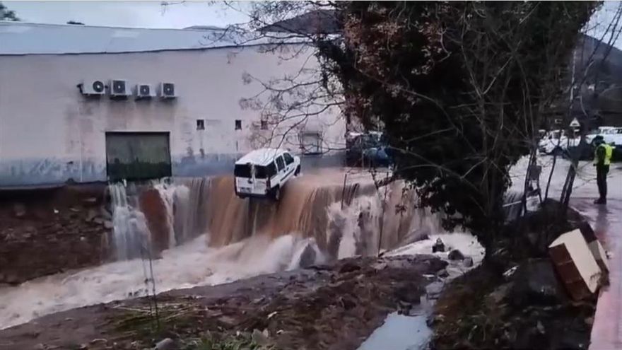 El desbordamiento de una charca provoca una riada en Jarandilla de la Vera