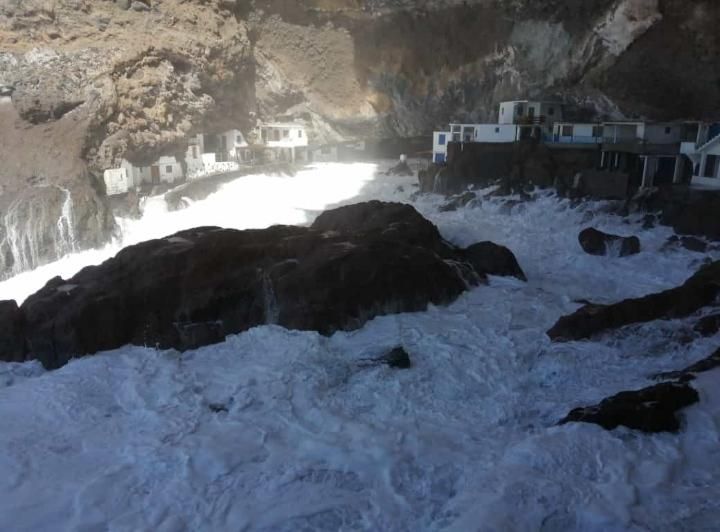 Oleaje este lunes en el Proís de Candelaria.