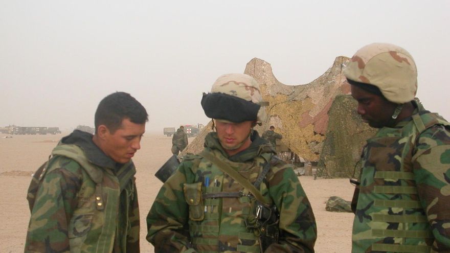 Foto de archivo de tres militares en Bagdad (Irak).