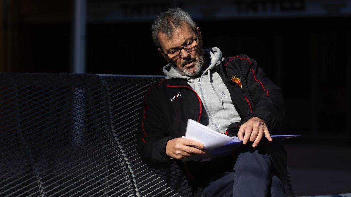 El afectado revisa sus documentos antes de mostrárselos a elDiario.es.