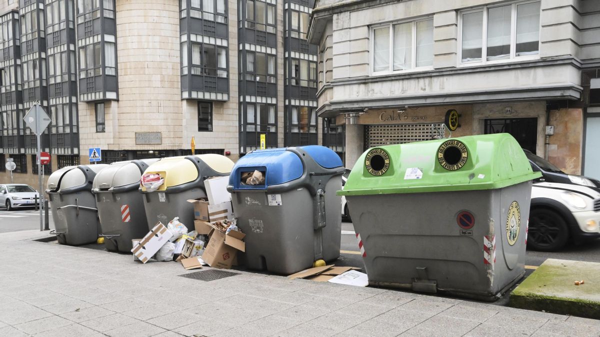 Varios contenedores con basura en Santander.