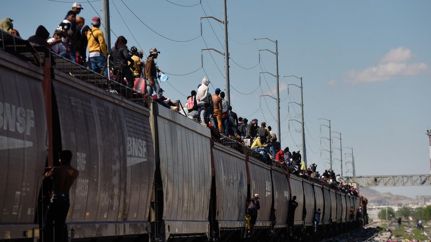 México descarta que miles de migrantes sigan usando tren de carga para llegar a frontera