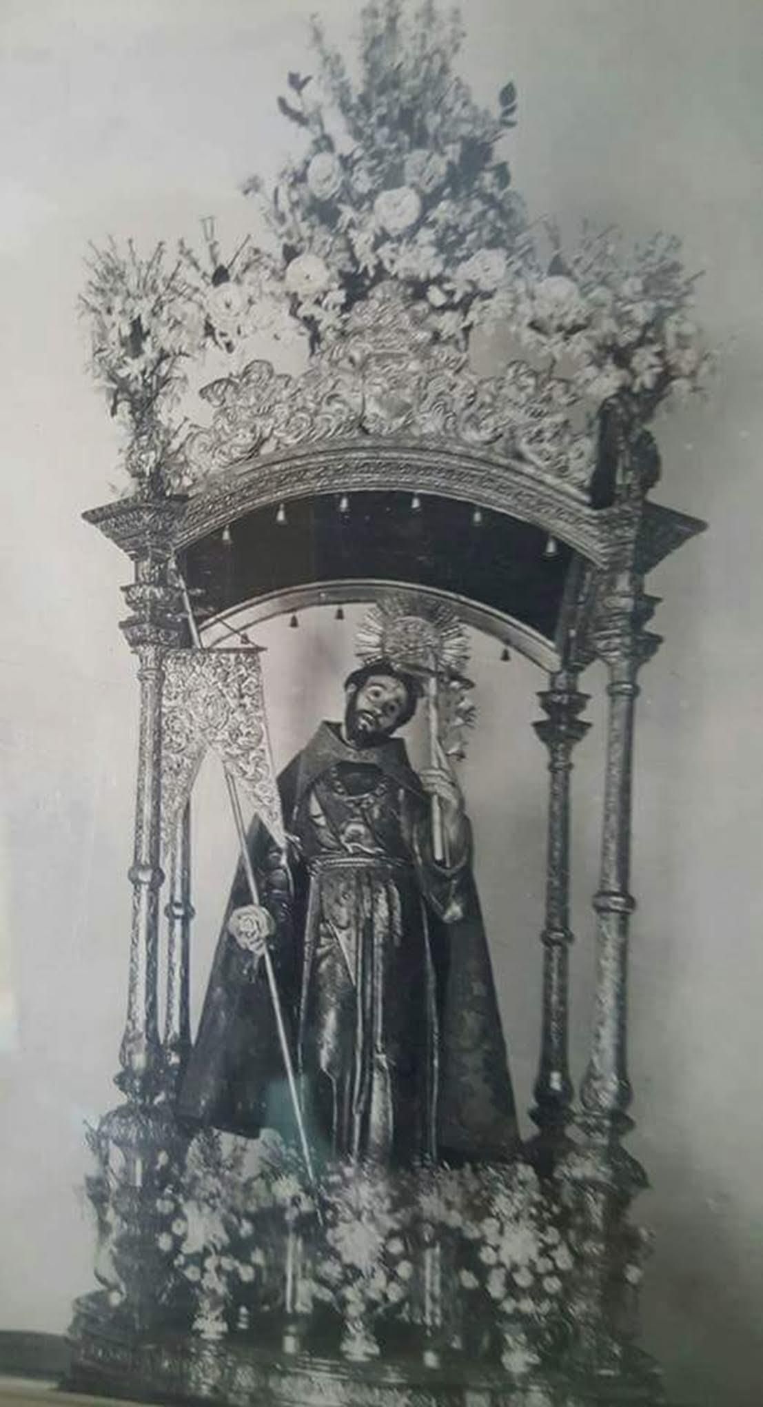 Antigua foto de San Francisco con sus andas de plata.