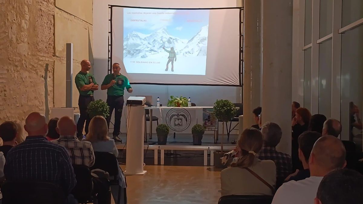 La Guardia Civil imparte en Lucena una conferencia sobre recomendaciones en una actividad en la montaña