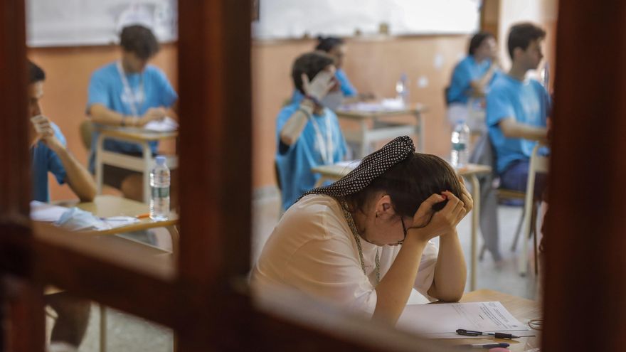 Estudiantes de bachillerato durante la realización de los exámenes de Selectividad