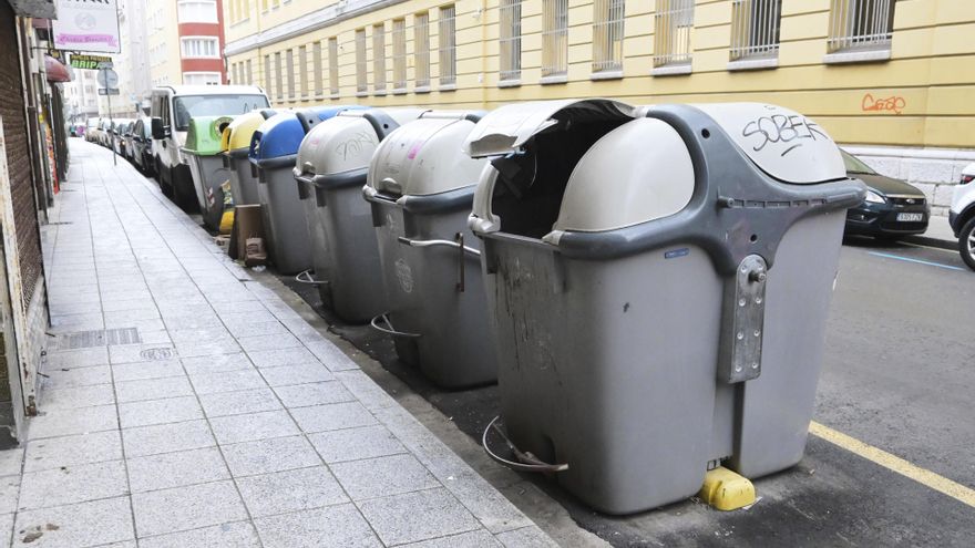 Varios contenedores de basura