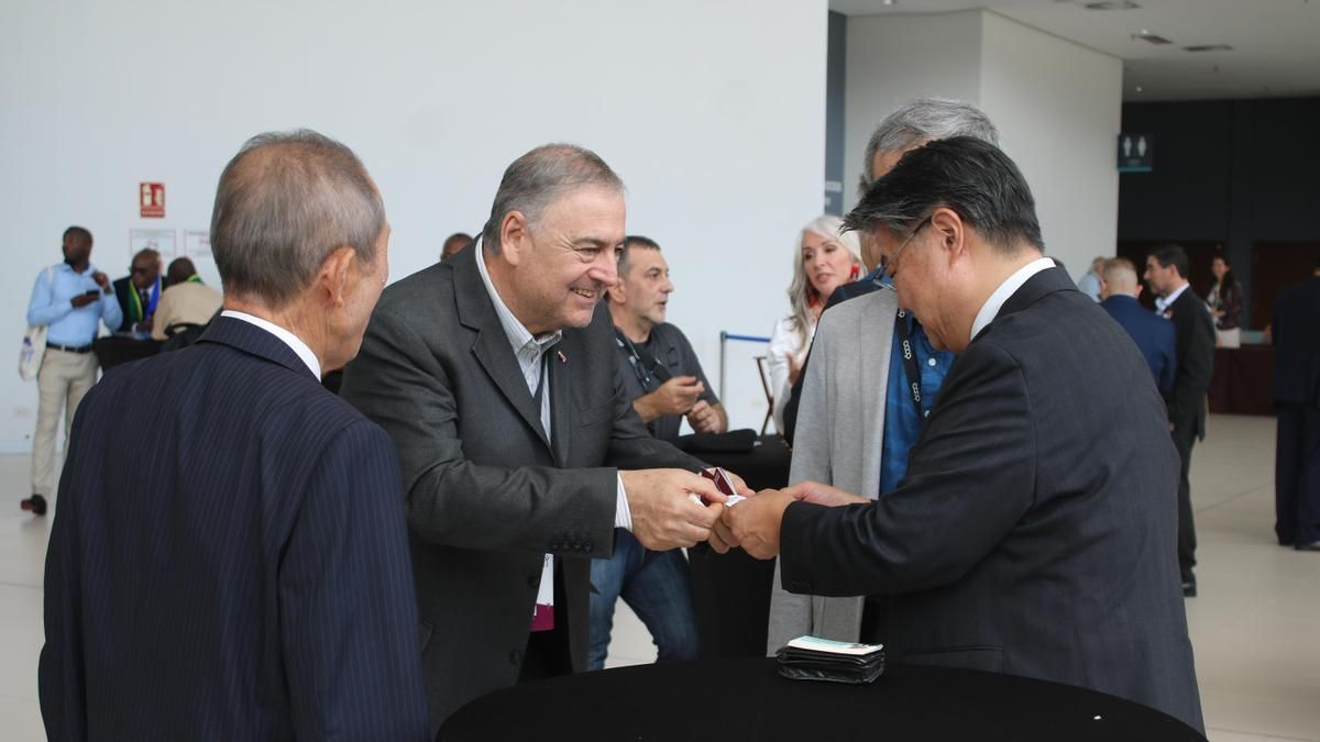 Ariel Guarco, reelegido presidente de la ACI, conversa con delegados chinos