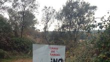 Cartel de aviso de camino público puesto por el Ayuntamiento y roto por la mitad