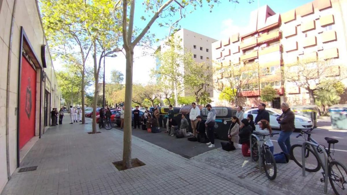 El grupo de correligionarios reza el rosario frente a las puertas del local