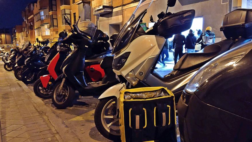 Motos de riders aparcadas en la calle José Calvo