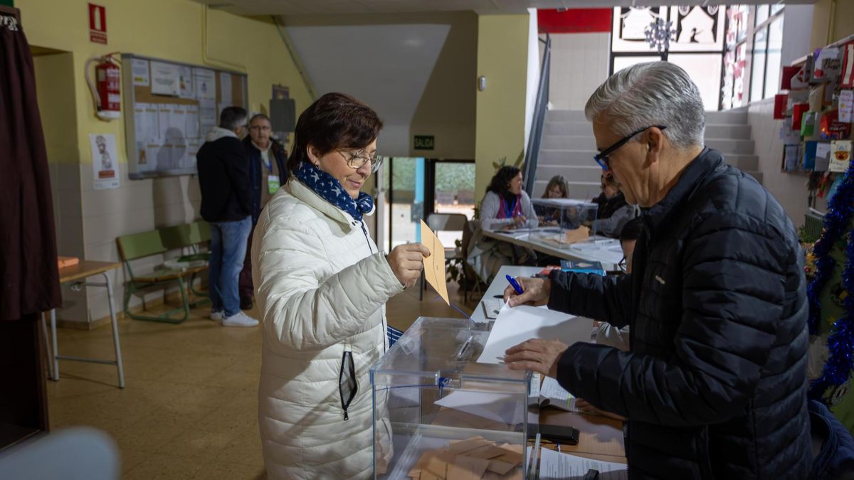 Cerca de 800 colegios electorales abren sus puertas en Extremadura en una jornada en la que están citadas 860.375 personas y cuyos votos decidirán el futuro Gobierno de esta comunidad autónoma
