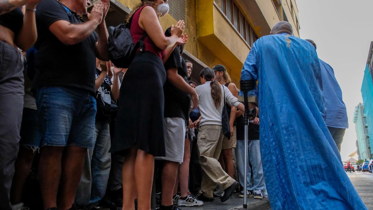 Inquilinos del edificio, vecinos y activistas de la plataforma ciudadana Derecho al Techo celebran la decisión. EFE/Ángel Medina G.